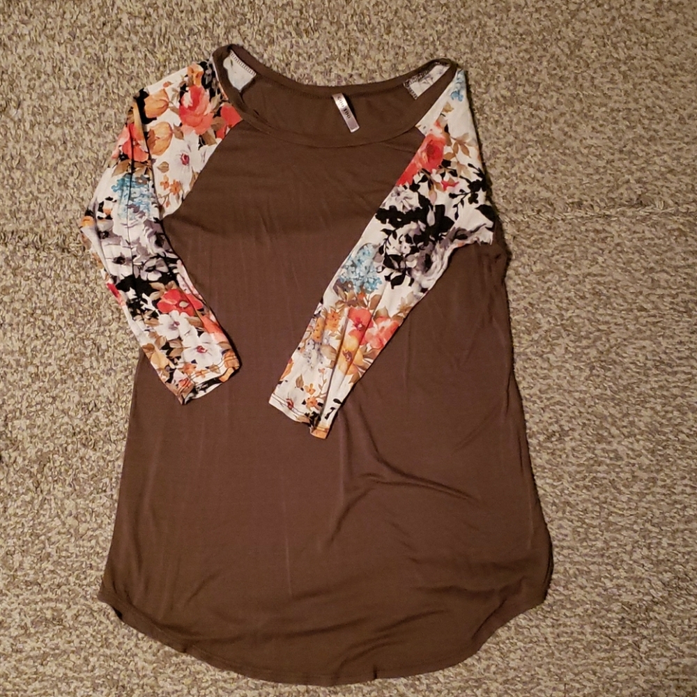 Floral 3/4 sleeve shirt